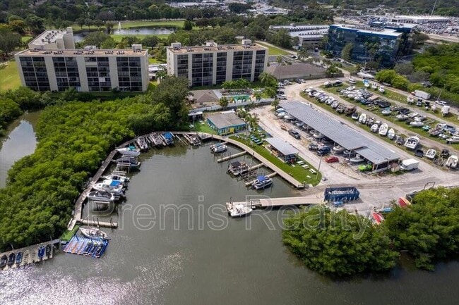 Building Photo - 900 Cove Cay Dr