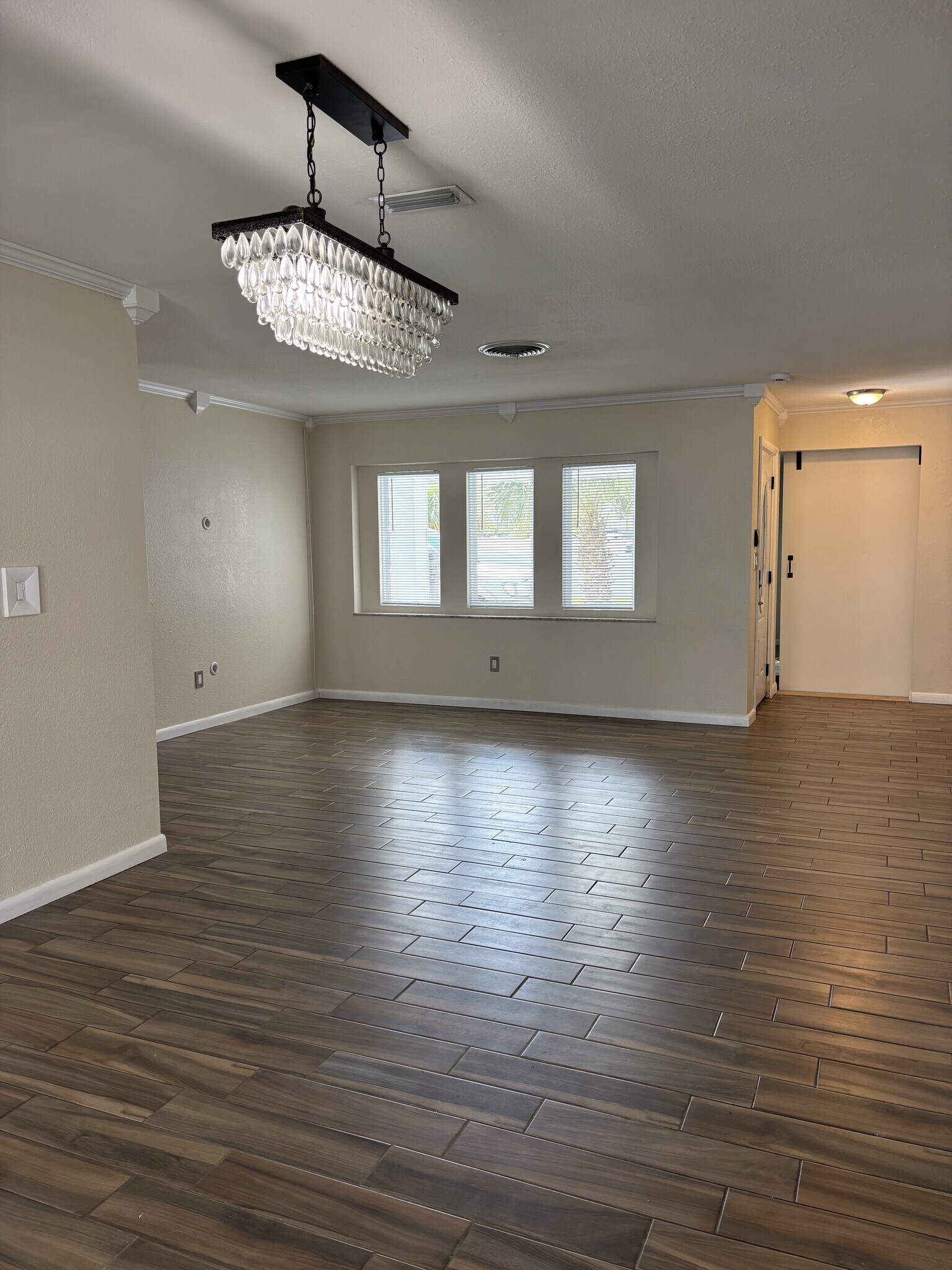Building Photo - 4 Bed/2 Bath