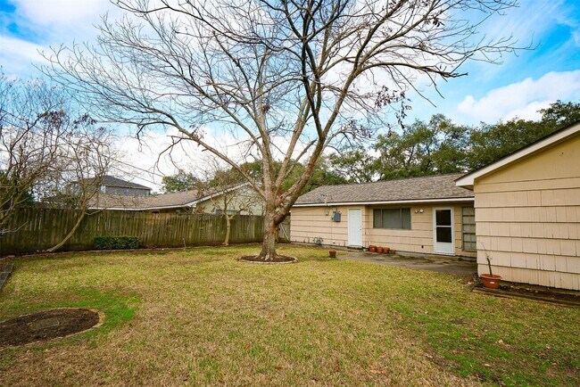 Building Photo - 5235 Beechnut St