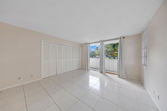 Building Photo - 2601 S Palm Aire Dr