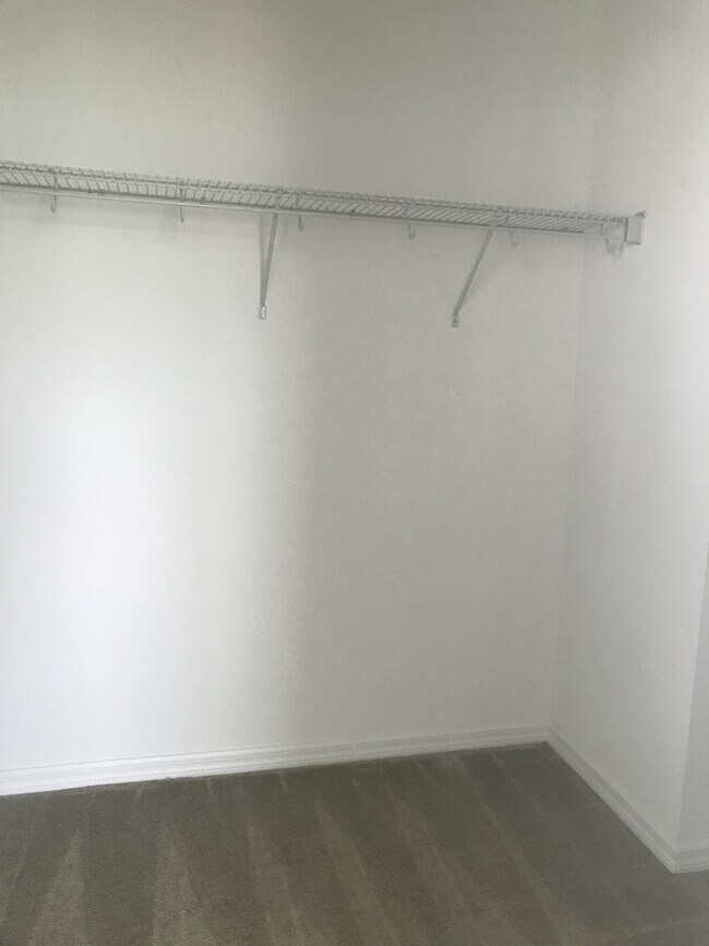 Building Photo - 4 Bedroom at Heart of Windermere!!! Tile through out living area!