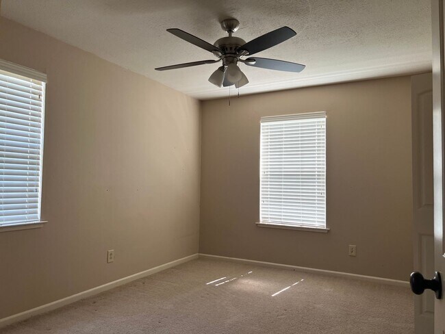 Building Photo - 14 Feldspar Ct