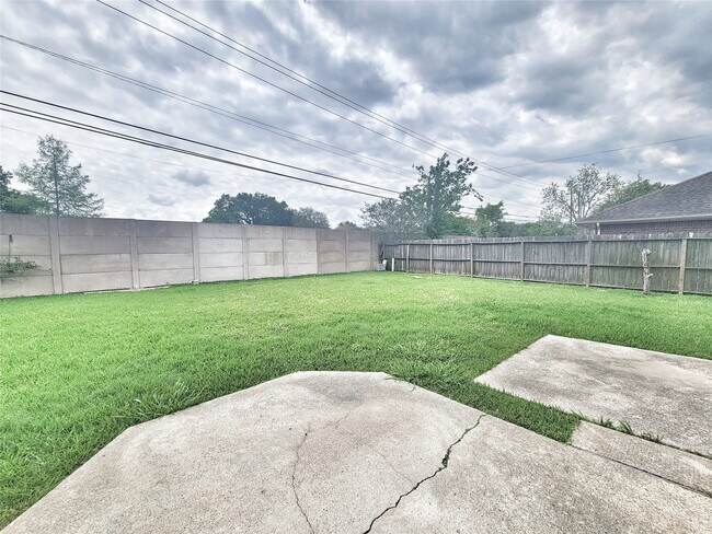 Building Photo - 2715 Sailors Moon Dr