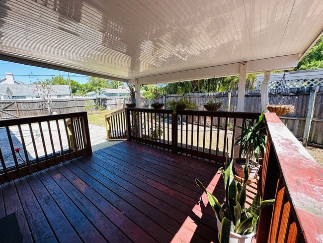 Building Photo - 3/2.5/1 Freshly Updated Pinellas Park Home
