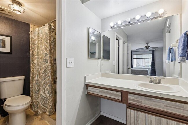 Building Photo - 2554 Lakeway Branch Dr