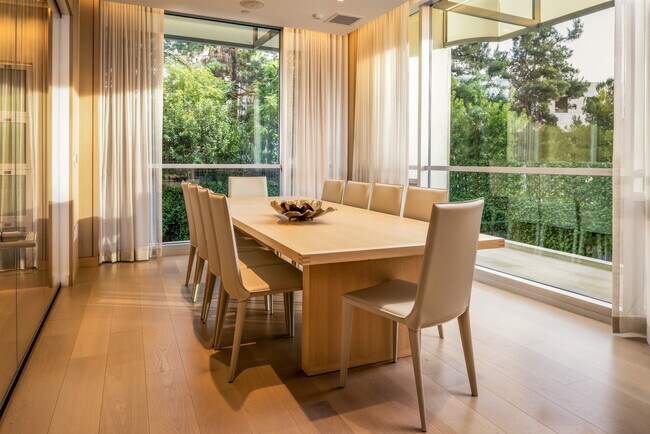 Building Photo - 2025 Ave of the Stars