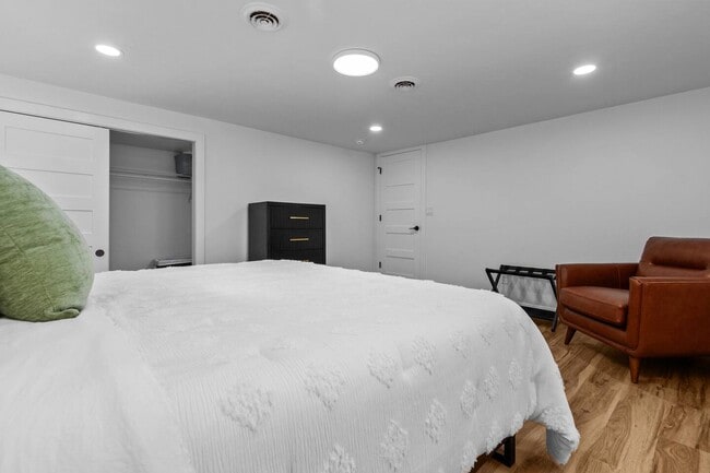 Building Photo - 1095 April Ln