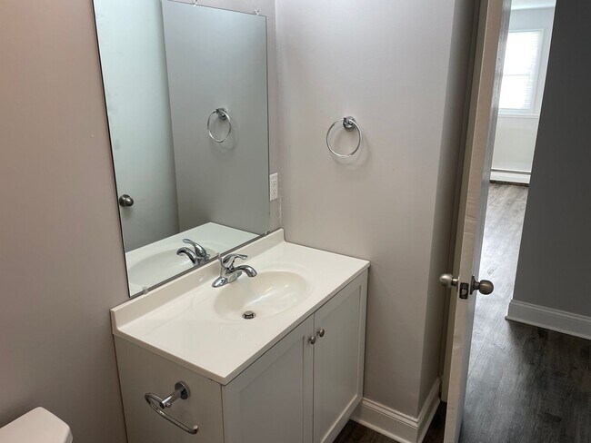 Building Photo - Charming 1 Bed / 1 Bath Ground Floor Unit in the Heart of Allendale