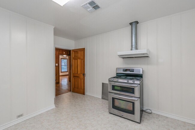 Building Photo - Charming 3 Bed, 1 Bath Cottage Near Oakhur...
