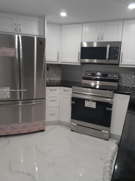 Building Photo - 9421 Fontainebleau Blvd