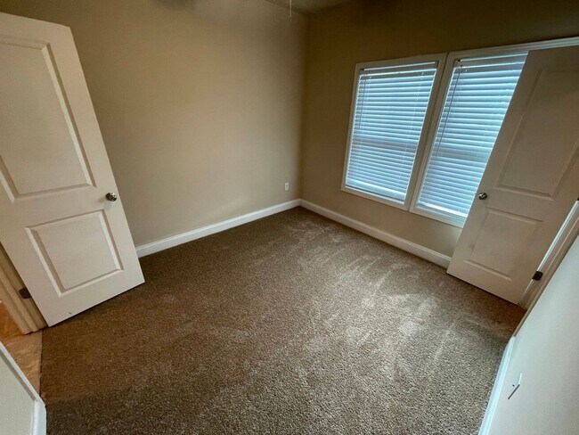 Building Photo - ROOMMATE MATCHING - PRE-LEASING FOR AUGUST 6TH, 2026!