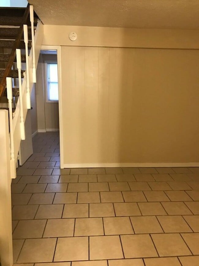 Building Photo - 3 bedroom, 2.5 bathroom townhome: Timber Ridge