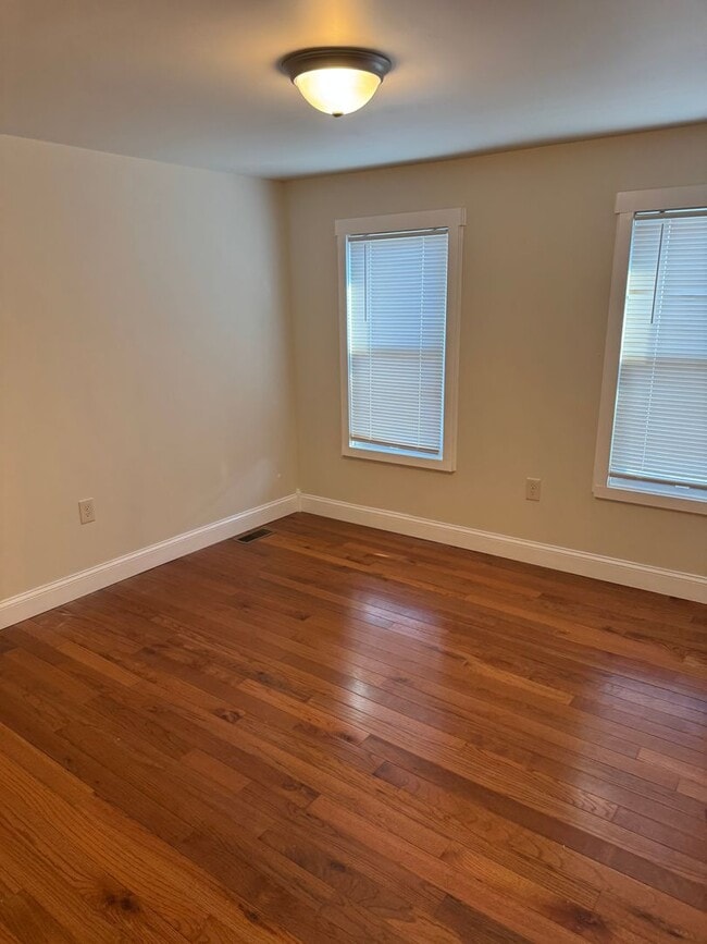Building Photo - 4 bedroom, 1.5 bath, half double house