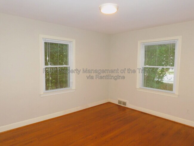 Building Photo - 715 S Hawthorne Rd