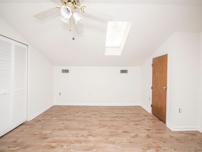 Building Photo - South Lakeland Duplex!