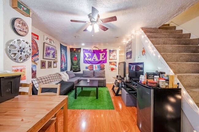 Primary Photo - Amazing South Side Flats luxury remodel 4 ...