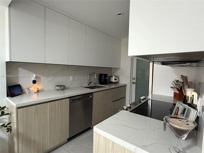 Building Photo - 881 Ocean Dr