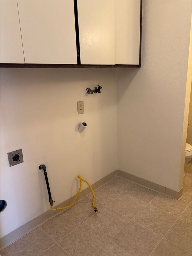 Building Photo - 5059 Charmian Dr
