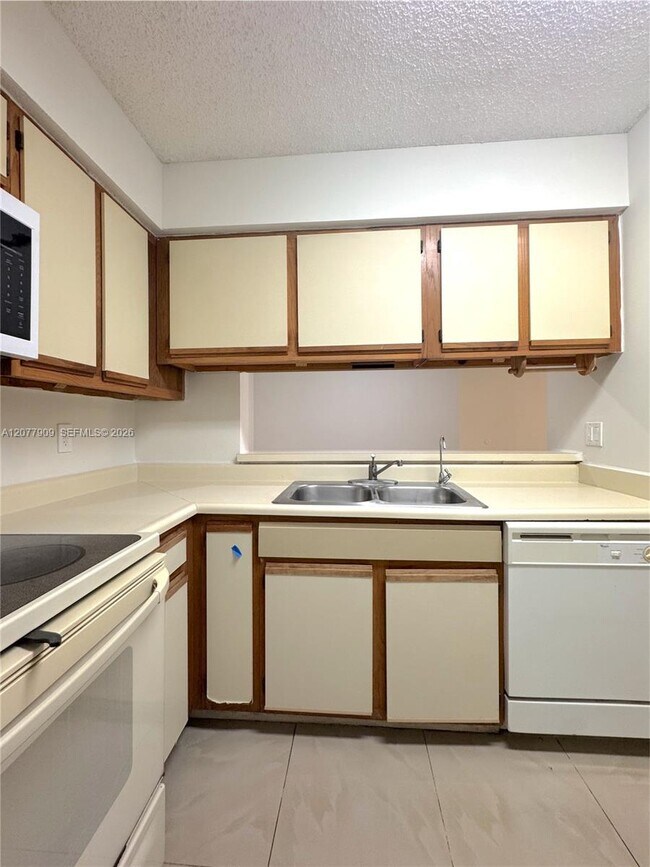 Building Photo - 1265 SW 46th Ave