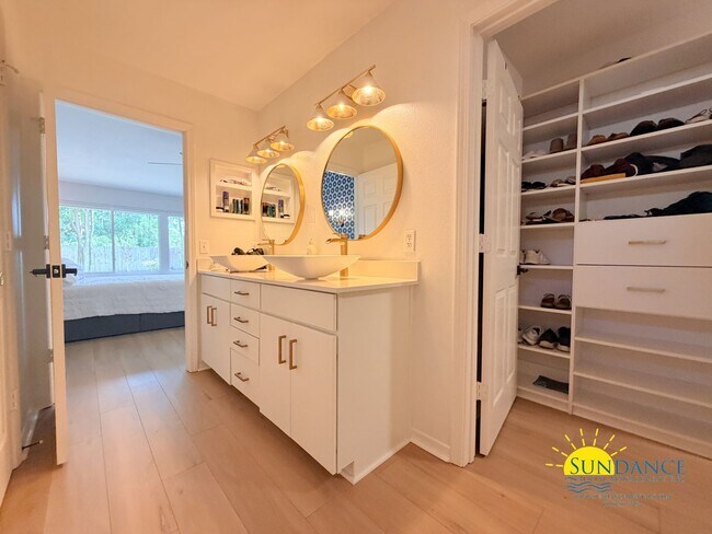 Building Photo - Stunning 3 Bedroom Home in Gulf Breeze with stand out accents!