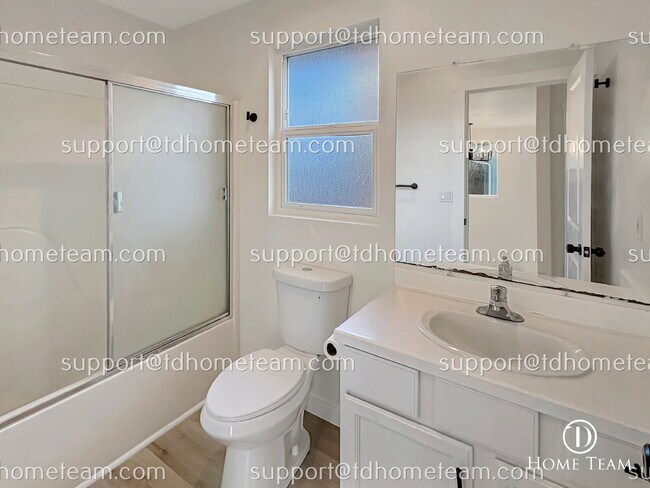 Building Photo - "Spacious 4-Bed Oasis with Scenic Views in Prime Seattle Location!"