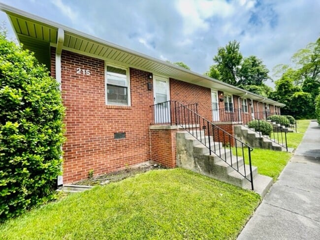 Building Photo - 1BR/1BA UNCG CAMPUS