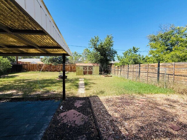 Building Photo - 1125 W 8th Ave Dr