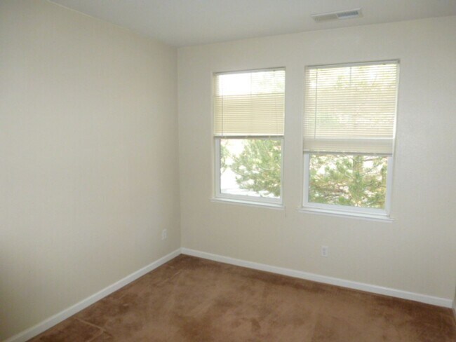 Building Photo - Four Bedroom, Three Bath Home in Somersett