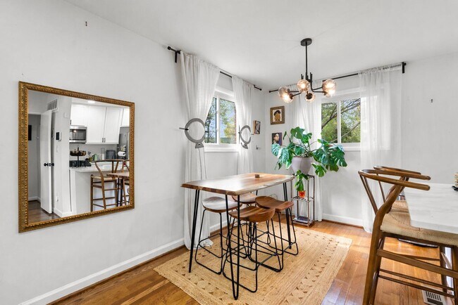 Building Photo - 3300 Manorwood Dr