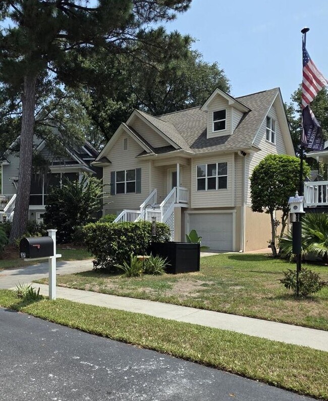 Building Photo - MID ISLAND - YATCH COVE