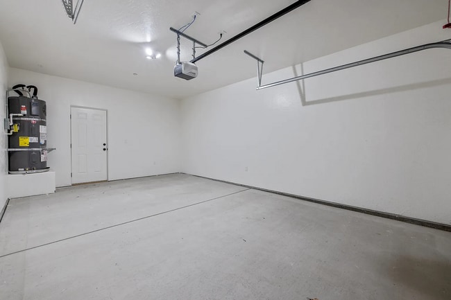 Building Photo - 601 E 10th St