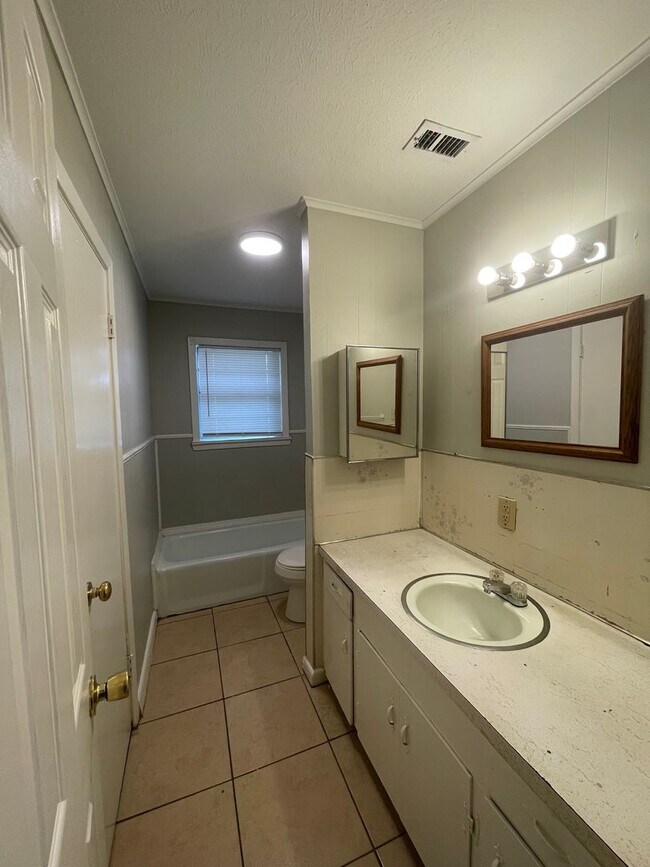 Building Photo - 3 bed 1 bath house