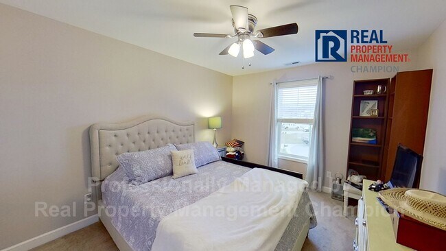 Building Photo - Spacious Executive Home on Friendly Cul-de...