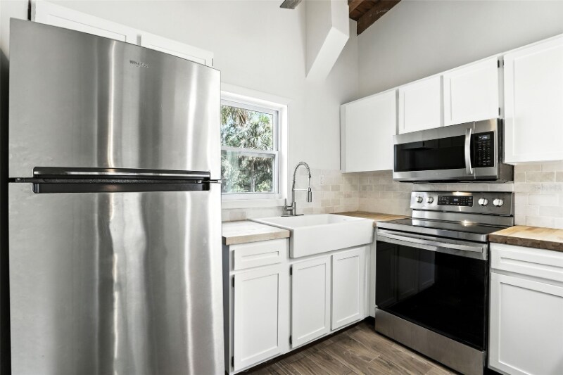 Building Photo - 211 Fairway Dr.