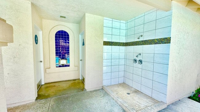 Building Photo - Beautiful, End Unit Condo, in the Very Des...