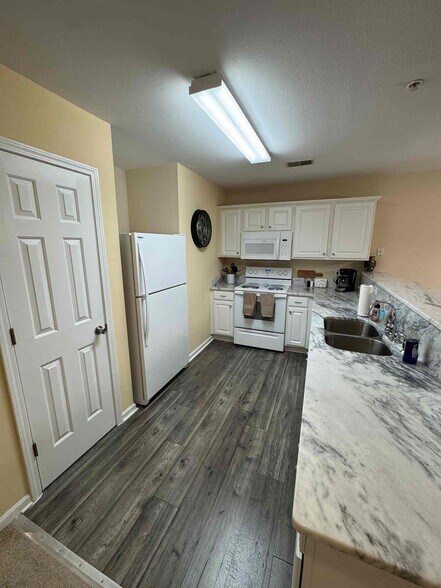 Building Photo - 1234 River Oaks Dr