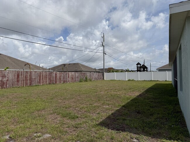 Building Photo - 4634 SW Athena Dr