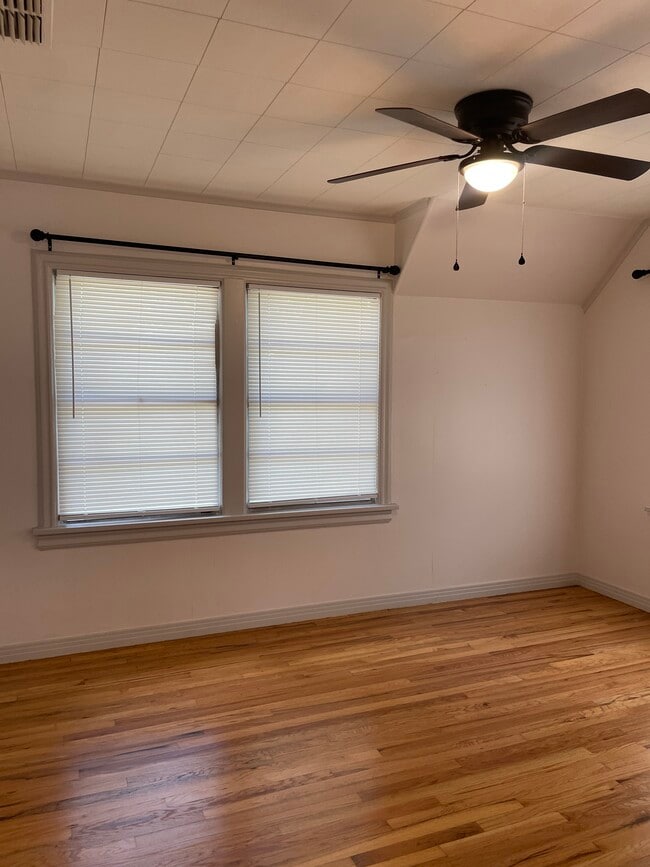 Building Photo - 122 Rowland Pl