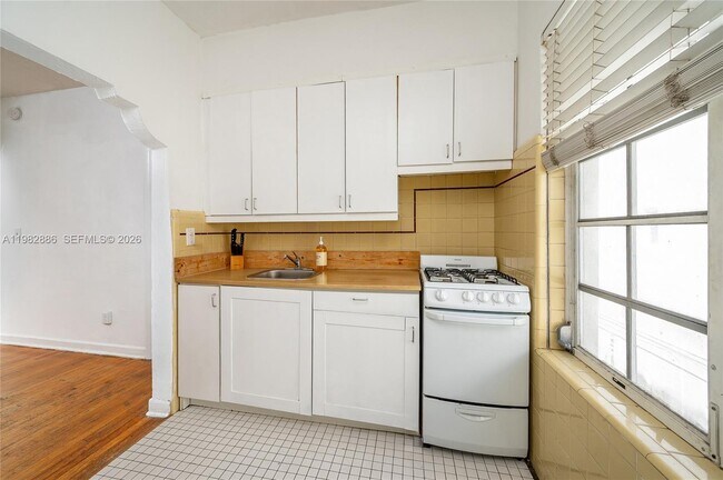 Building Photo - 830 Euclid Ave