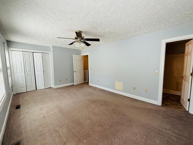 Building Photo - 3 Bedroom 2.5 Bath Townhouse