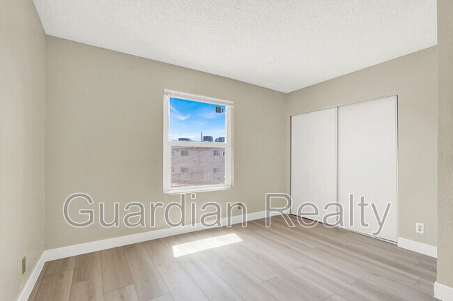 Building Photo - 801 N Major Ave