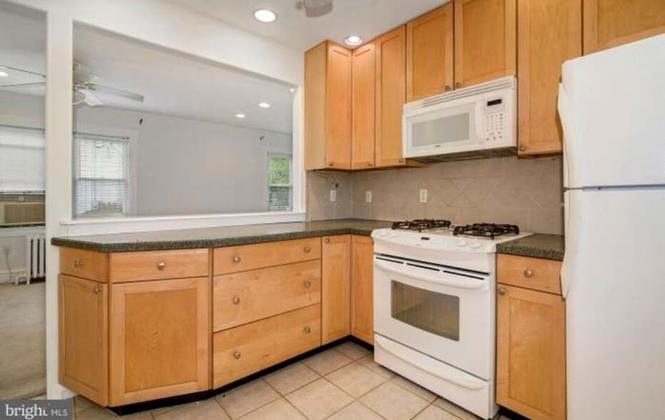 Kitchen - 20 E Coulter Ave
