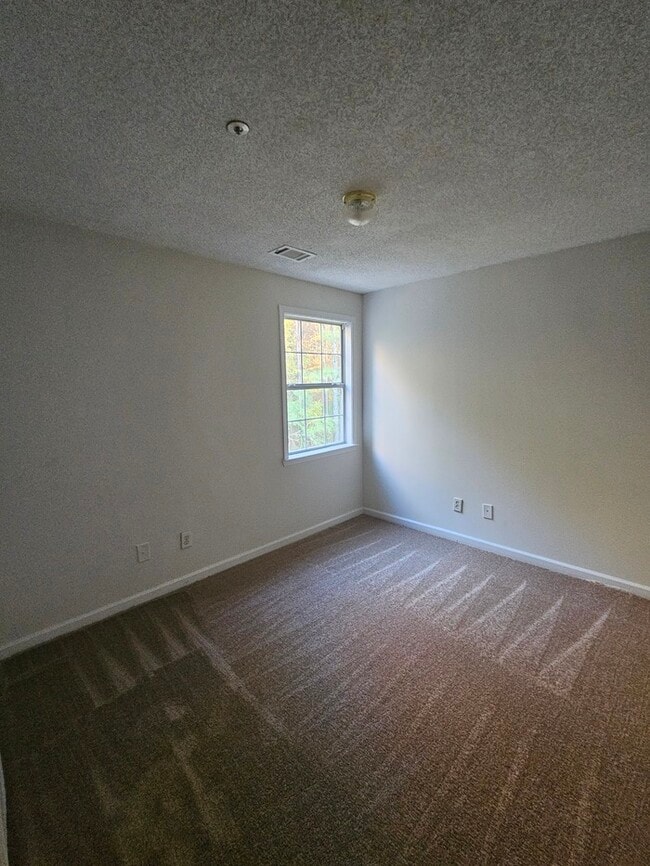 Building Photo - Town Home For Rent