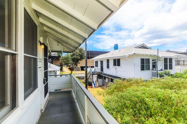 Building Photo - Waiola - upstairs 1 bedroom with 1 parking - window air conditioner in bedroom..