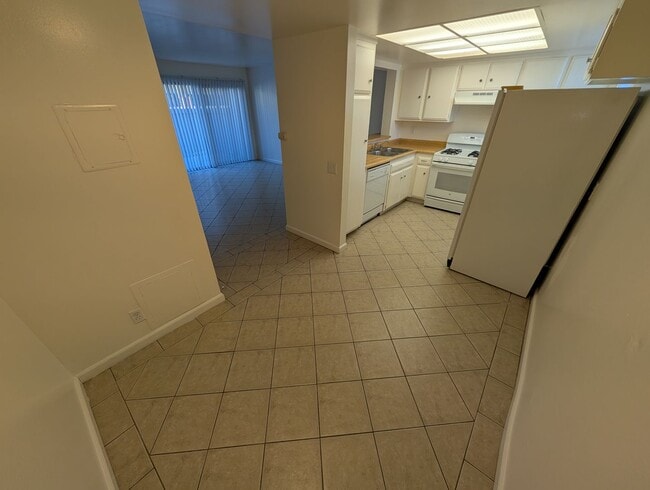 Building Photo - 1105 W Cypress Ave