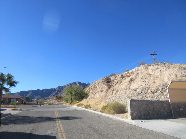 Building Photo - 3302 Zircon Dr