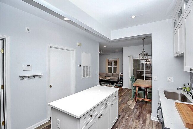 Building Photo - Stunningly Updated 2BD/2BA Ground Floor Un...