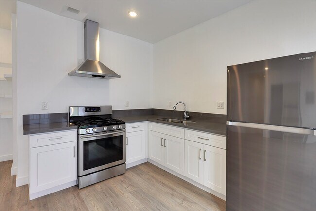 Building Photo - 722 S Manhattan Pl
