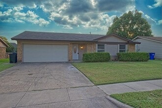 Building Photo - 517 Southlake Dr
