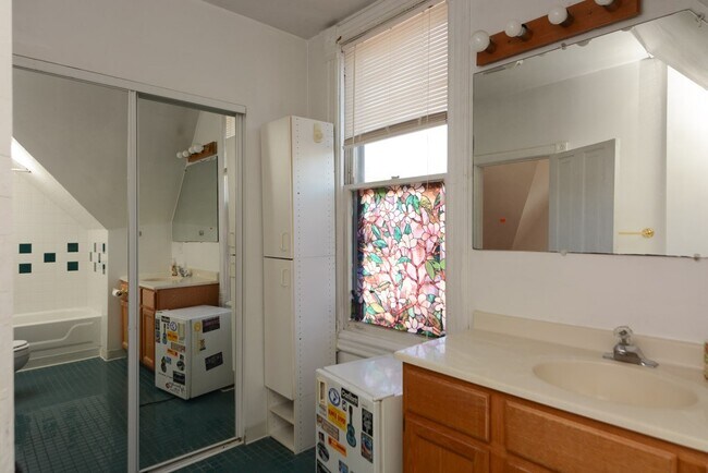 Building Photo - 3113 N Racine Ave